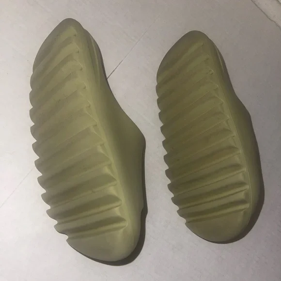 YEEZY SANDALS SIZE 6 - Picture 4 of 6